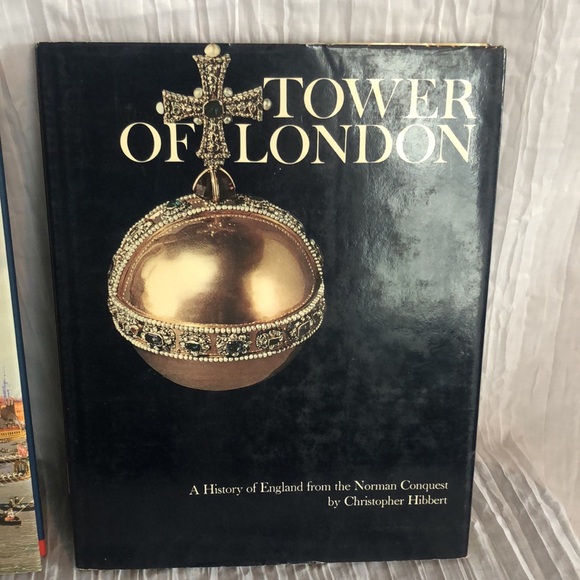 TIMELINE OF LONDON & LONDON TOWER 2 hardcover books & Greenfriars Bobby trivet - Picture 6 of 16